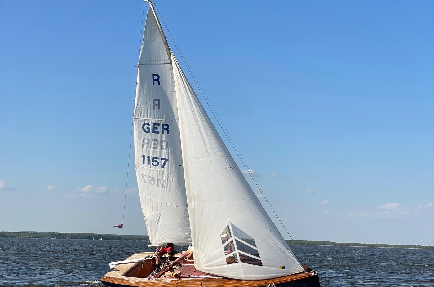 Der 20er Jollenkreuzer GER 1157 unter Segeln auf dem Steinhuder Meer